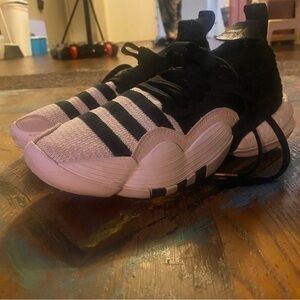 Classic Adidas Trea Young 2 Basketball Shoes Size 5.5.